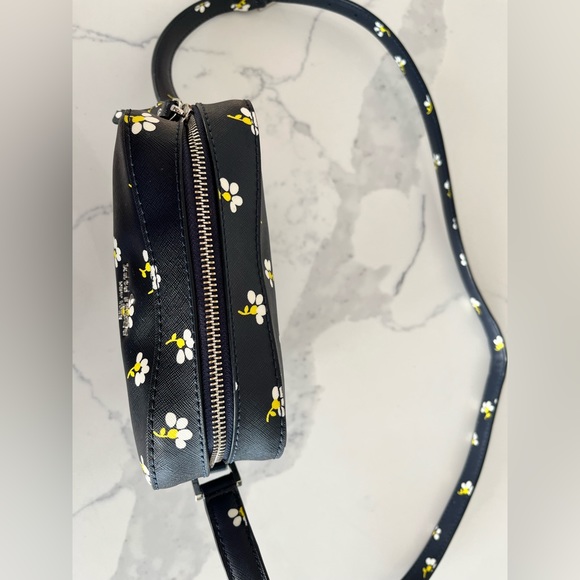 Kate Spade Newbury Lane Daisy Toss Cammie
Crossbody Bag - Picture 4 of 6